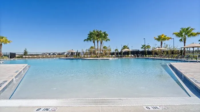 Piscina comunitária resort-style do Wellness Ridge Clermont FL, comunidade Lennar para brasileiros em Orlando
