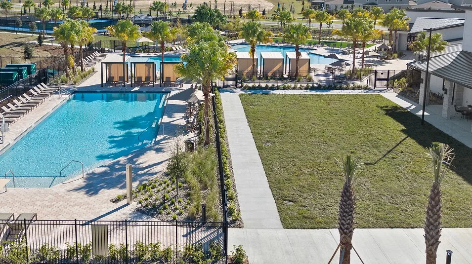 Piscina resort com lap pool do Wellness Ridge Clermont FL, comunidade Lennar para brasileiros em Orlando