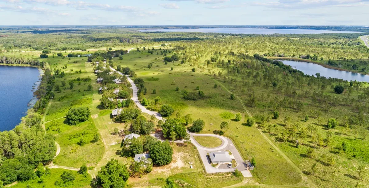 Trilhas e áreas verdes do Wellness Ridge Clermont FL, comunidade Lennar para brasileiros em Orlando